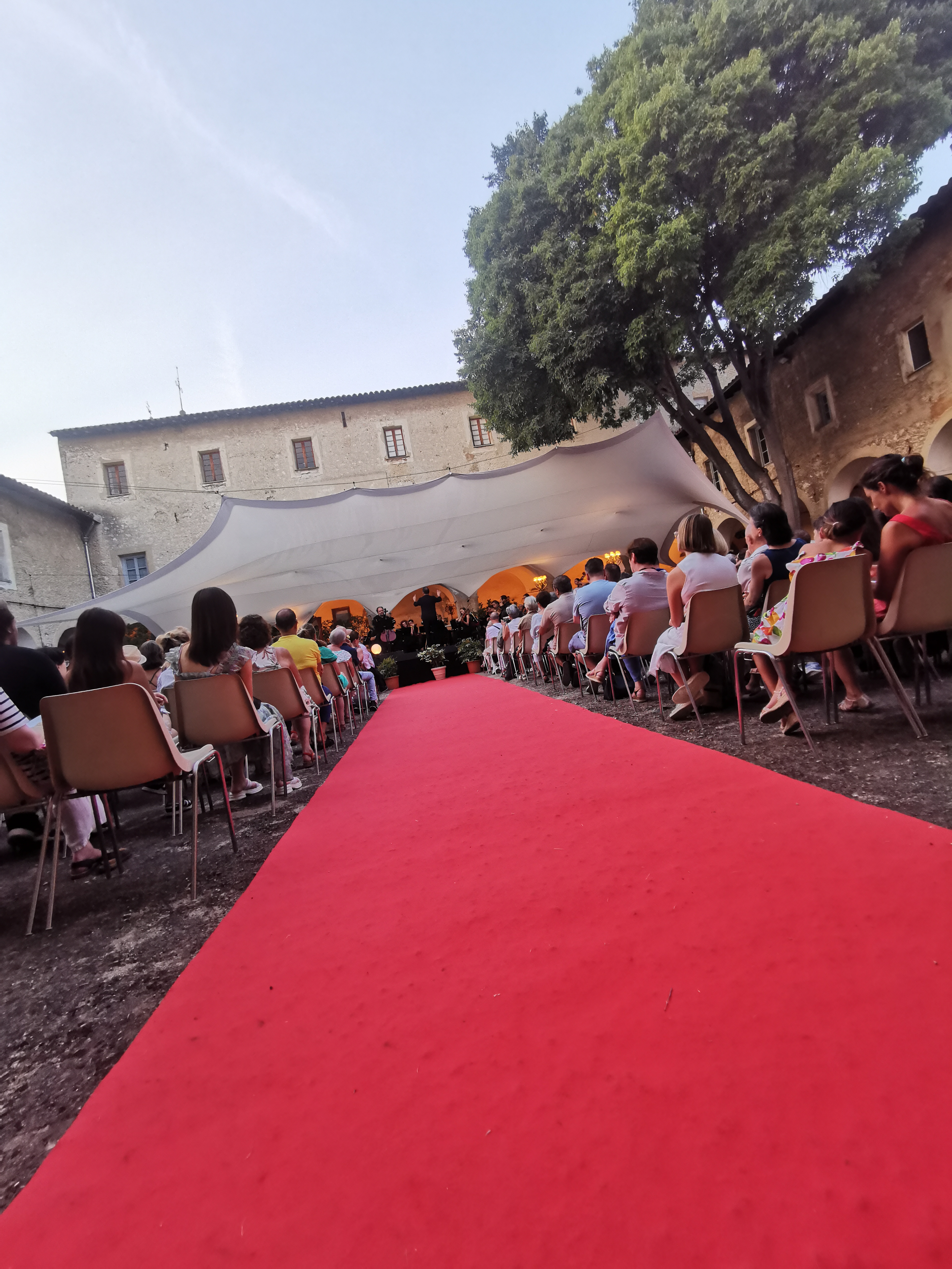 SCENE CLOITRE TAPIS ROUGE IMG_20240724_203652.jpg